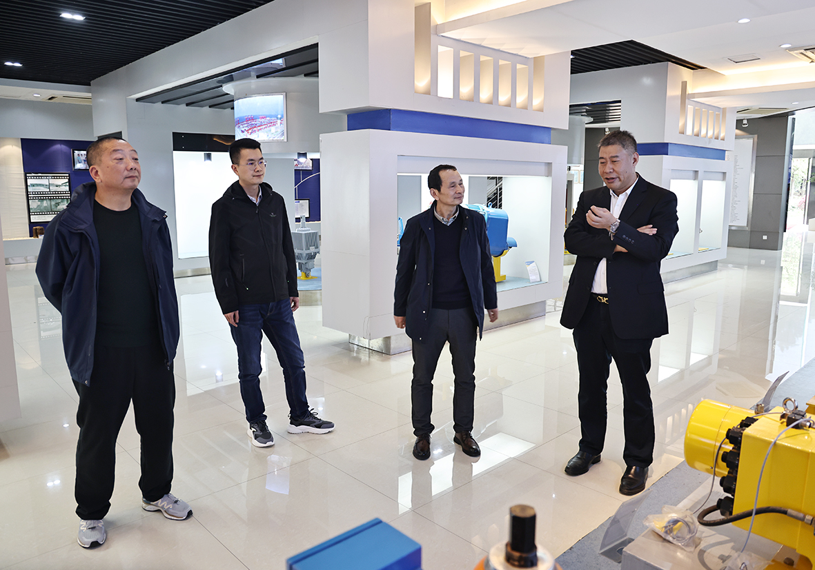 3月31日，中国电建七局夹江水工机械有限公司总经理总工程师曾文、设计研究所副所长谭小波来公司参观考察。